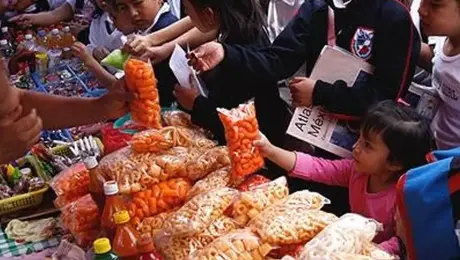 Corte avala prohibición de comida chatarra en escuelas y universidades de México