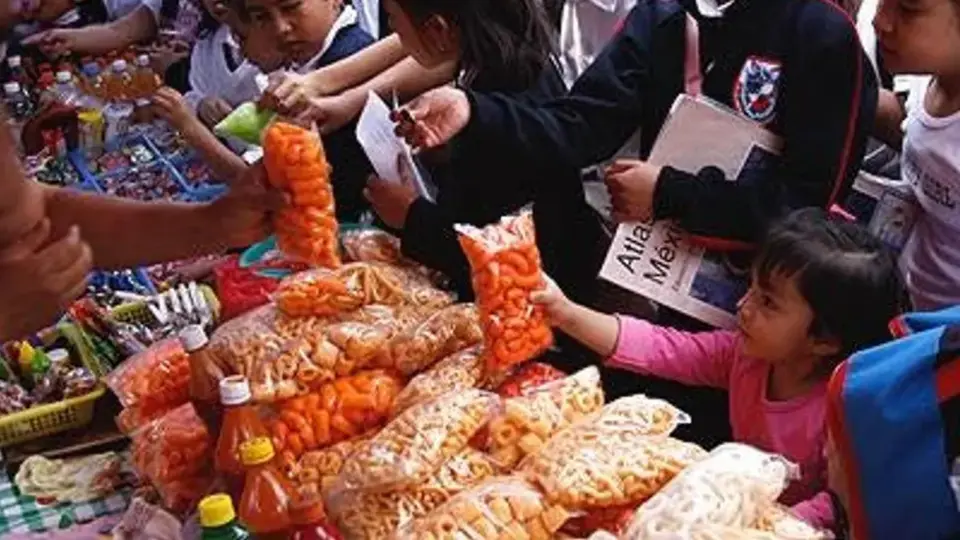 Corte avala prohibición de comida chatarra en escuelas y universidades de México