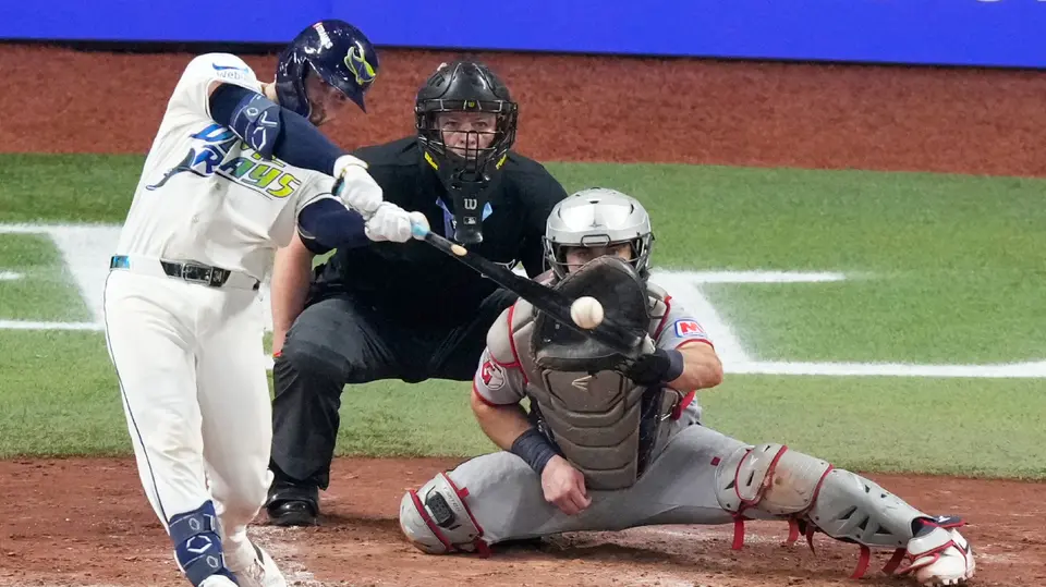 Liam Hicks conecta la bola en favor de Rays | AP