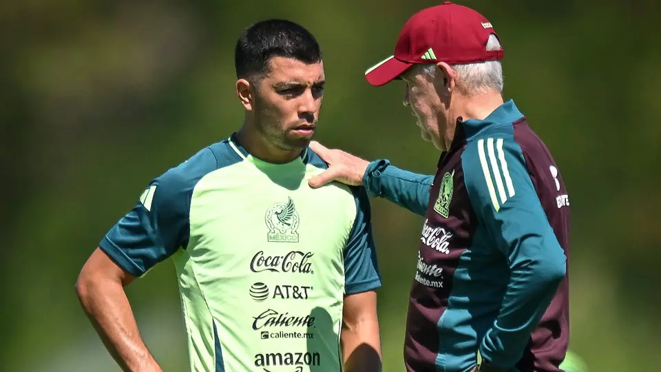 Erik Lira y Javier Aguirre en un entrenamiento de la Selección Mexicana | IMAGO 7