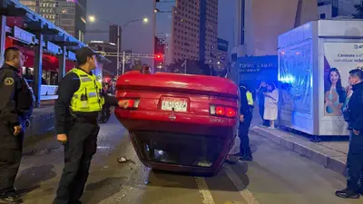 Chocó con el Metrobús y casi termina en tragedia: captan EN VIVO el rescate de una mujer que volcó en el Paseo de la Reforma