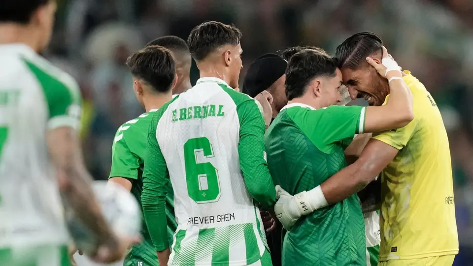 Álvaro Fidalgo festeja en la banca con los jugadores de Real Betis | AP