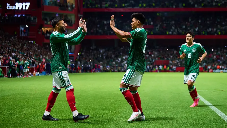 Alexis Vega y Jesús Gallardo celebrando gol con la Selección Mexicana en el Nemesio Diez | MEXSPORT