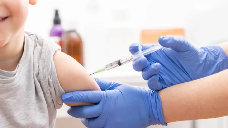 Vacunación invernal 2026: ¿Quiénes deben vacunarse gratis contra influenza y COVID-19?