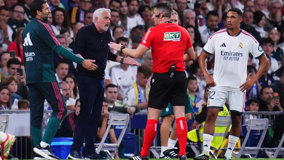 José Mourinho en reclamos al árbitro en el partido de Real Madrid contra Villarreal | AP