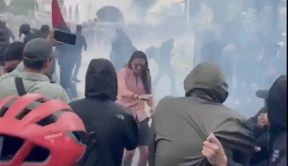 Manifestantes denunciaron el uso excesivo de la fuerza frente a Casa Jalisco / Captura de pantalla