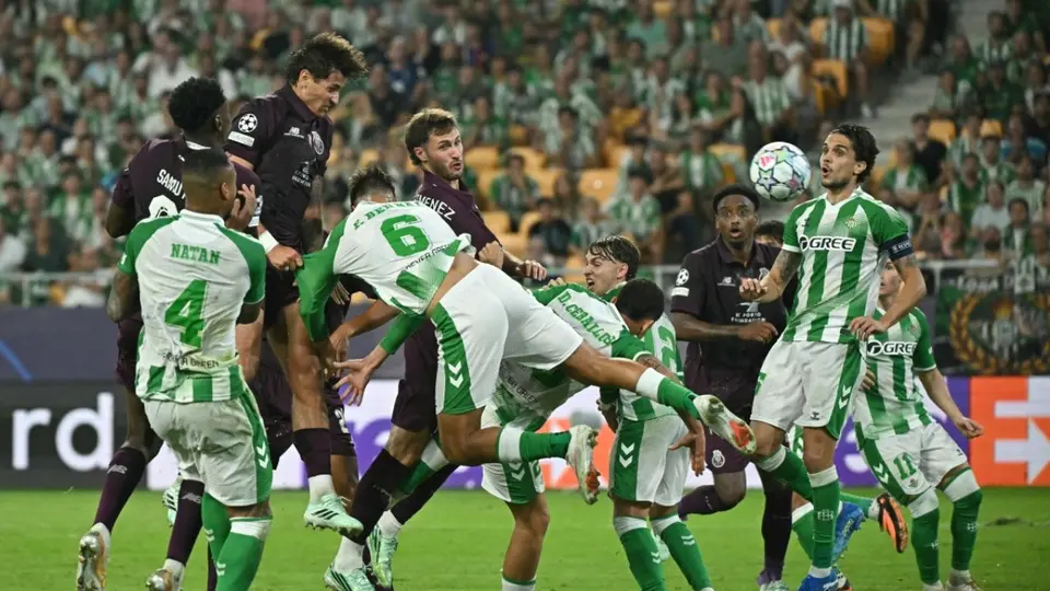 Fidalgo y Santiago Giménez 'borrados' con Betis y Porto, ¿cómo les fue en la Champions League?
