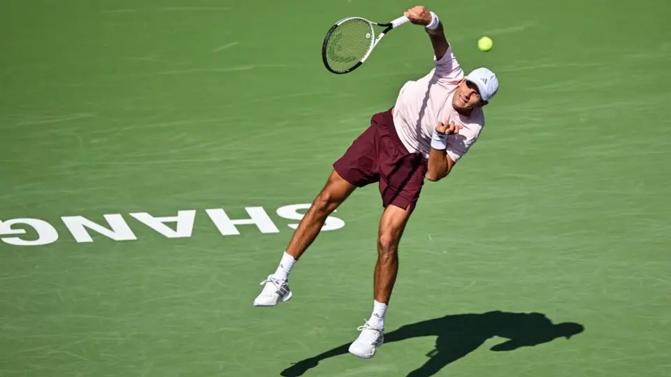 "Dame la pu*** toalla": El fuerte reclamo del tenista Rafael Jódar que causó polémica en su victoria en el Masters de Shanghái
