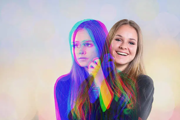 Reír, convivir con amigos o cumplir con las responsabilidades no descarta un posible problema emocional./istock