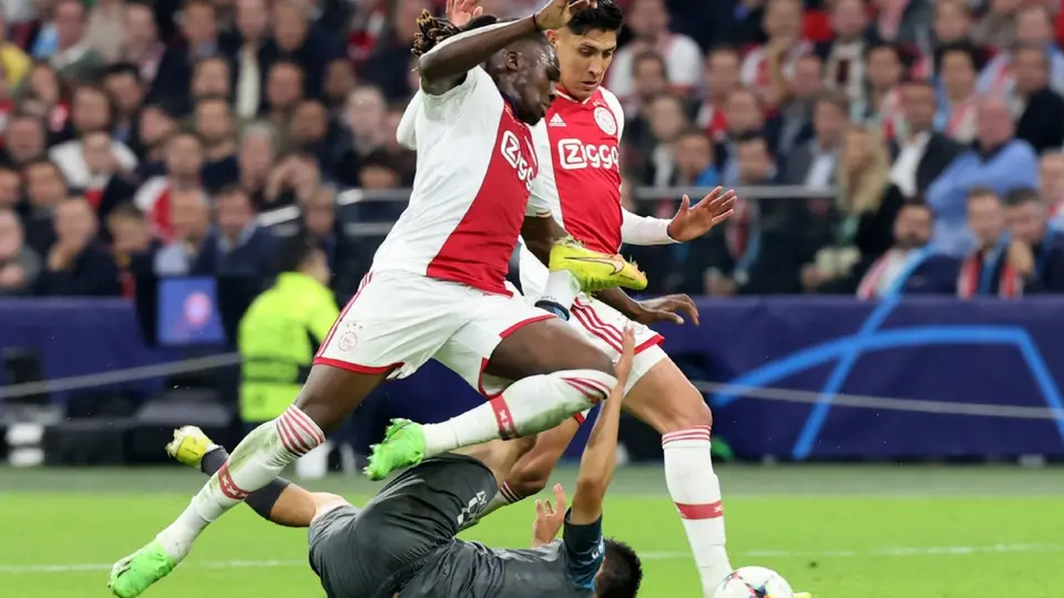 Edson Álvarez e Hirving Lozanoen el partido de Napoli contra Ajax en la Champions League 2022-23 | AFP