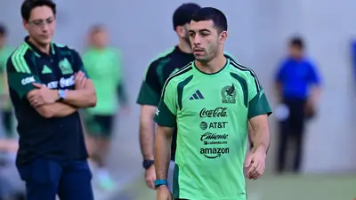 Representante de Erik Lira se reunió con directiva de Valencia, equipo de Javier Aguirre