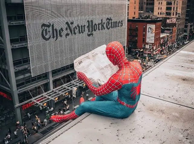 La ceremonia reunió a seguidores del Hombre Araña y autoridades locales./Especial