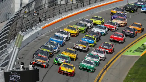 Los autos durante la carrera en el Daytona International Speedway | AP