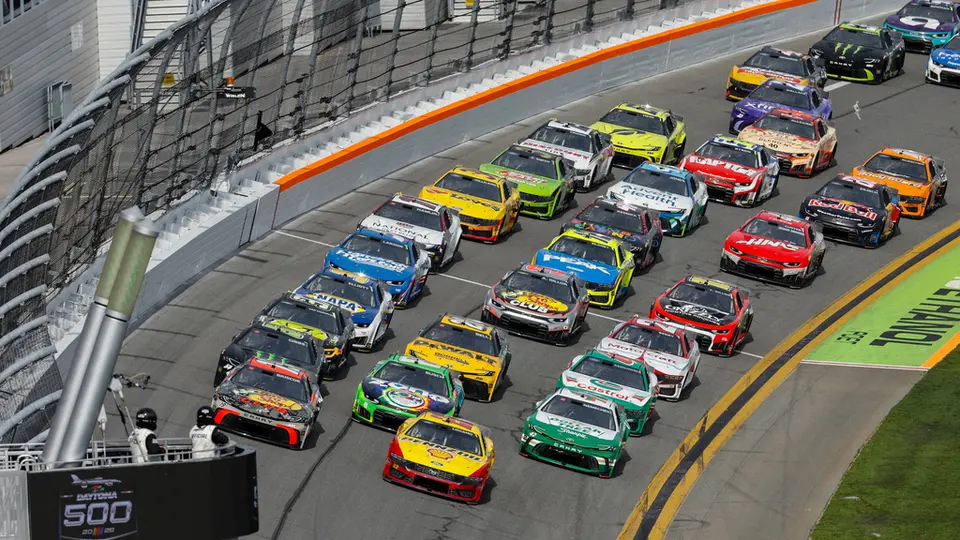 Los autos durante la carrera en el Daytona International Speedway | AP
