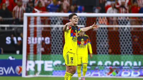 Israel Reyes en el Clásico Nacional | IMAGO7