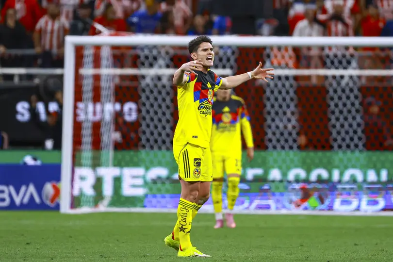 Israel Reyes en el Clásico Nacional | IMAGO7