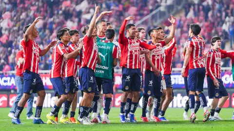 Chivas festeja con su gente tras ganar el Clásico Nacional | IMAGO7