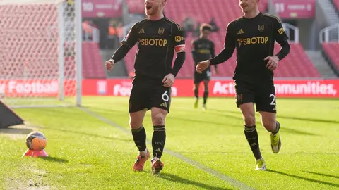 Harrison Reed celebra con Timothy Castagne en la remontada contra Stoke City en la Cuarta Ronda de la FA Cup | AP