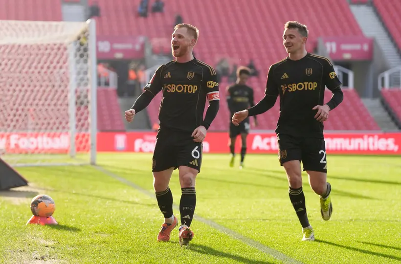 Harrison Reed celebra con Timothy Castagne en la remontada contra Stoke City en la Cuarta Ronda de la FA Cup | AP