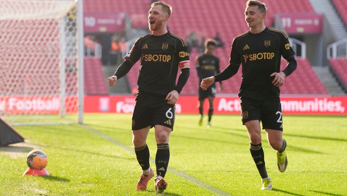 Harrison Reed celebra con Timothy Castagne en la remontada contra Stoke City en la Cuarta Ronda de la FA Cup | AP
