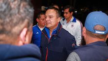 Víctor Velázquez baja a la cancha antes del encuentro entre Cruz Azul y Tigres