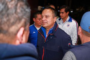 Víctor Velázquez baja a la cancha antes del encuentro entre Cruz Azul y Tigres