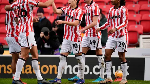 Bae Jun-Ho celebra con sus compañeros de Stoke City tras tomar la ventaja contra Fulham | AP