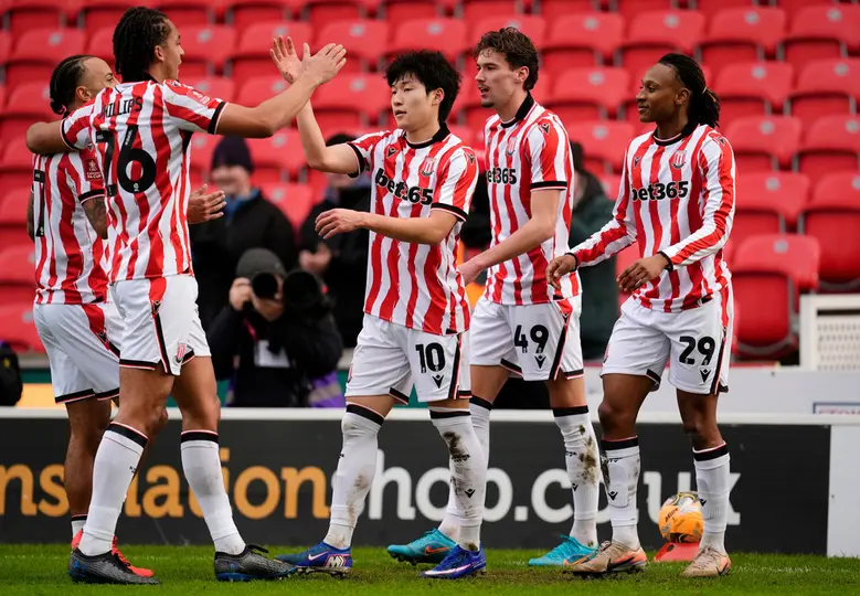 Bae Jun-Ho celebra con sus compañeros de Stoke City tras tomar la ventaja contra Fulham | AP
