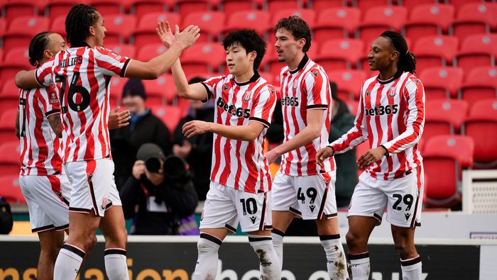 Bae Jun-Ho celebra con sus compañeros de Stoke City tras tomar la ventaja contra Fulham | AP
