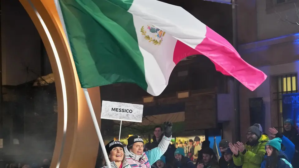 Sarah Schelper como abanderada en la Ceremonia de Apertura de los Juegos Olímpicos de Invierno 2026 | AP