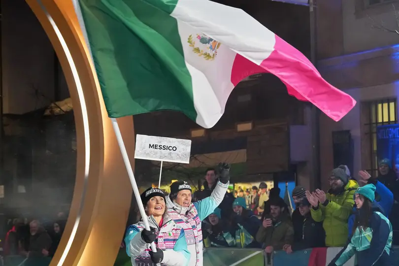 Sarah Schelper como abanderada en la Ceremonia de Apertura de los Juegos Olímpicos de Invierno 2026 | AP