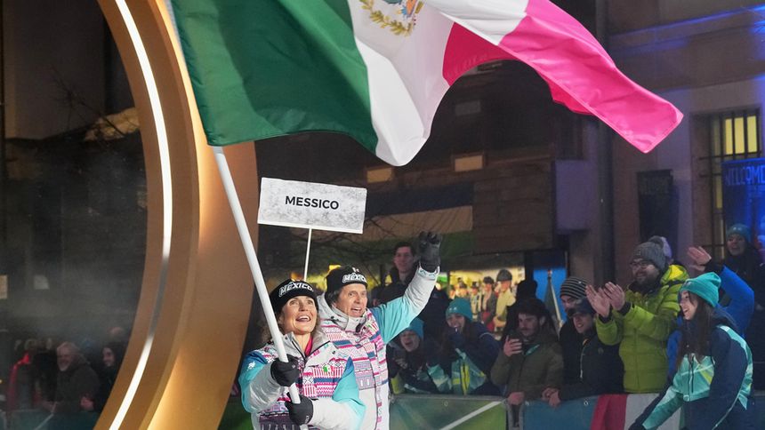 Sarah Schelper como abanderada en la Ceremonia de Apertura de los Juegos Olímpicos de Invierno 2026 | AP