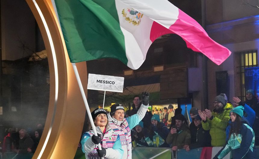 Sarah Schelper como abanderada en la Ceremonia de Apertura de los Juegos Olímpicos de Invierno 2026 | AP