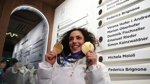 La italiana Federica Brignone con sus dos medallas de oro l AP