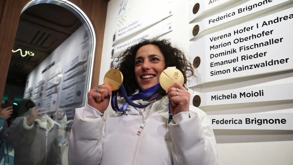 La italiana Federica Brignone con sus dos medallas de oro l AP