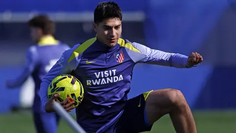 Obed Vargas en uno de sus primeros entrenamientos como jugador Colchonero | X: @Atleti