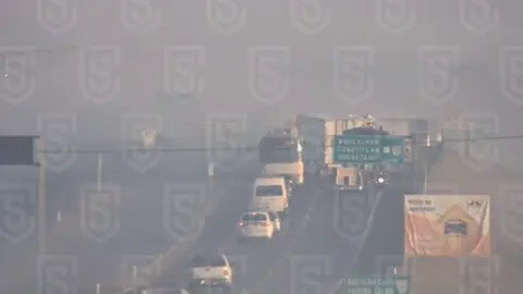 Una densa neblina y humo redujeron drásticamente la visibilidad en el Libramiento Bicentenario. / X: @C5Edomex