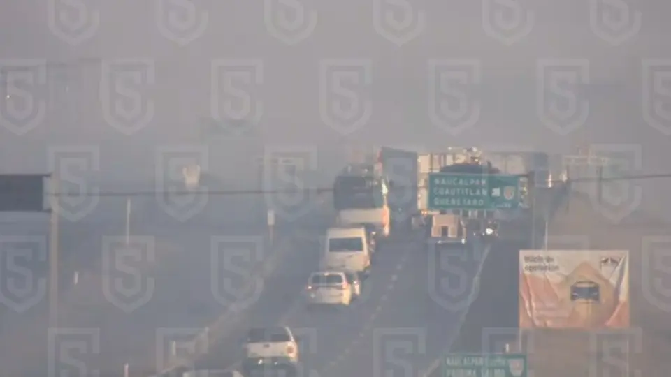 Una densa neblina y humo redujeron drásticamente la visibilidad en el Libramiento Bicentenario. / X: @C5Edomex