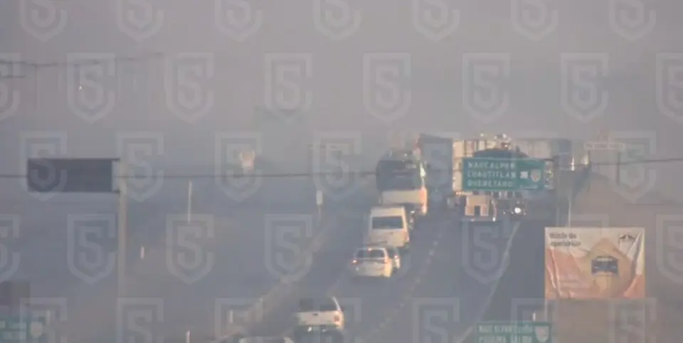 Una densa neblina y humo redujeron drásticamente la visibilidad en el Libramiento Bicentenario. / X: @C5Edomex