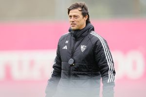 ¡Ah no bueno! Luis García apunta a ser nuevo entrenador del Sevilla ante salida de Almeyda
