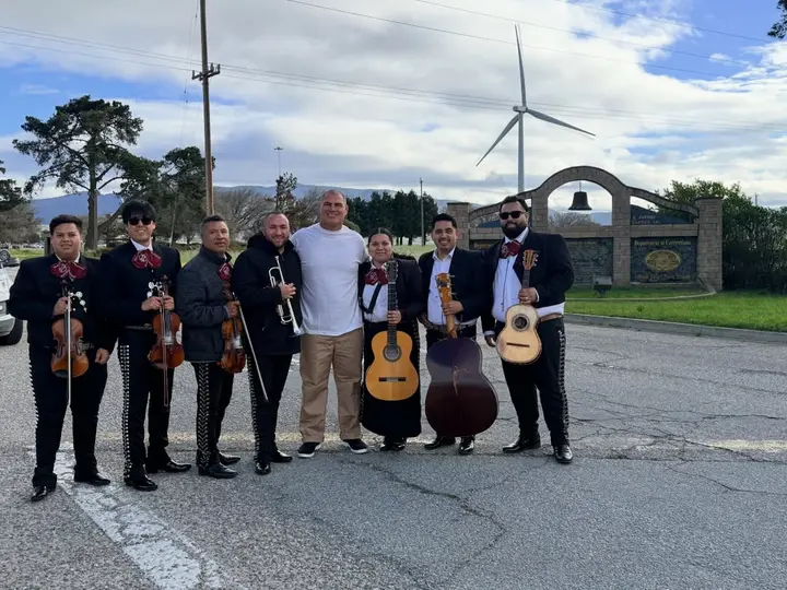 Caín Velázquez fue recibido con mariachi l X:elplanchitas