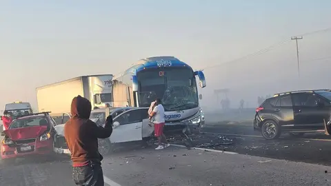 Vista de varios automóviles impactados tras la colisión en cadena por neblina y humo. /  X: @ultranoticiasfm