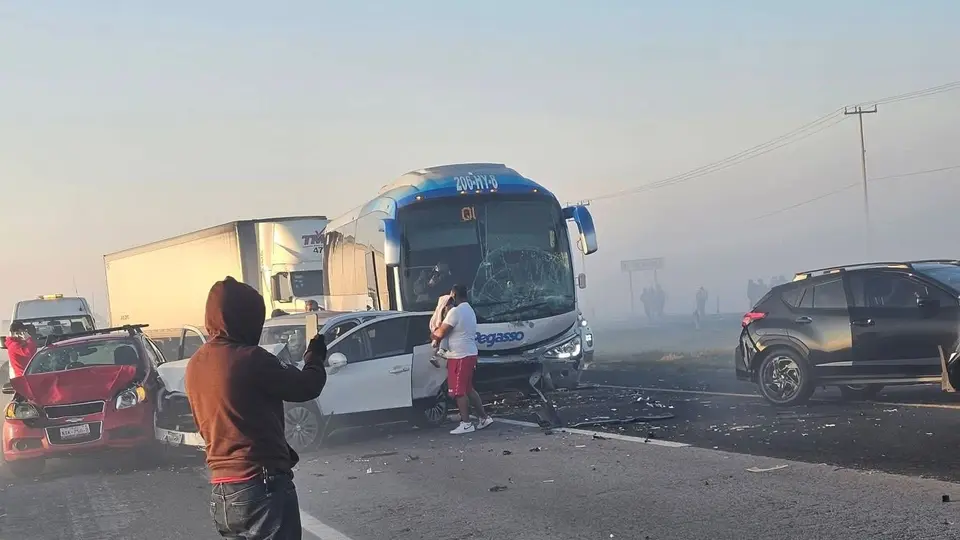 Vista de varios automóviles impactados tras la colisión en cadena por neblina y humo. /  X: @ultranoticiasfm