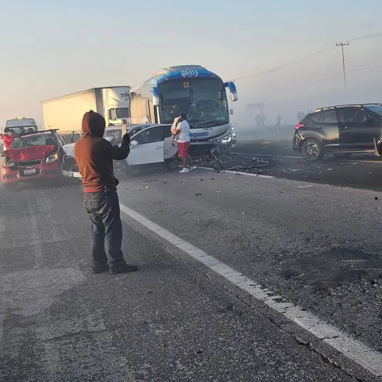 Vista de varios automóviles impactados tras la colisión en cadena por neblina y humo. /  X: @ultranoticiasfm