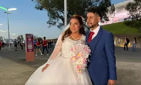 Recién casados celebran en las inmediaciones del Akron previo a Clásico l RÉCORD