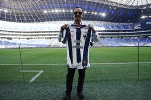 Rayados presume visita de Juan Manuel Márquez en el BBVA