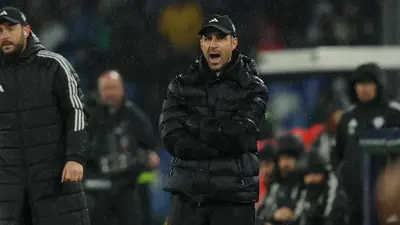 Cesc Fábregas recibe el premio al mejor entrenador del año