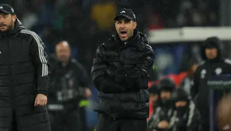 Cesc Fábregas recibe el premio al mejor entrenador del año