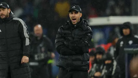 Cesc Fábregas recibe el premio al mejor entrenador del año