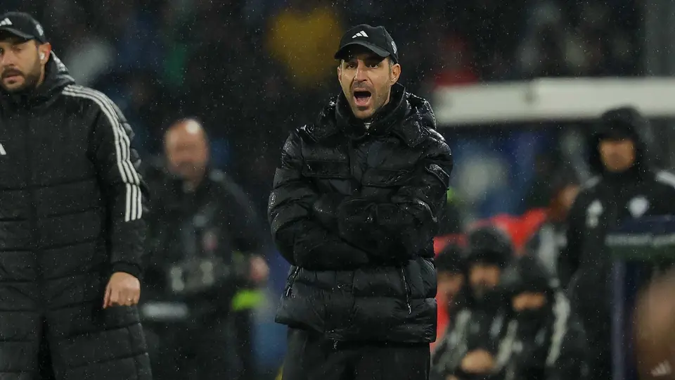 Fábregas mostró su molestia por la expulsión de Morata | X